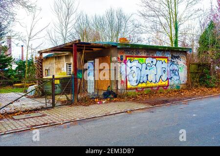 Berlino, Germania. Vecchio e trascurato Gardenhause all'interno di un parco del popolo, Foto Stock