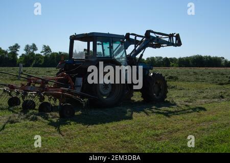 Busto Garolfo, Milano Italia - Giugno 22 2020 - trattore al lavoro nei raccolti in estate. Foto Stock