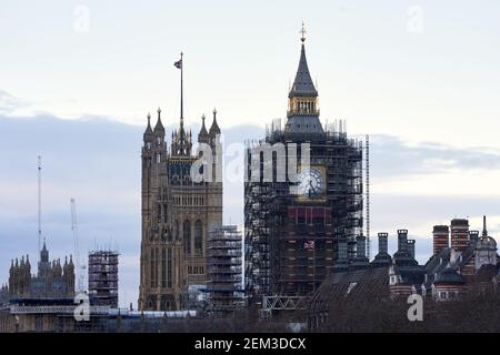 L'impalcatura circonda la Elizabeth Tower, attualmente in fase di ristrutturazione, comunemente conosciuta come Big ben, a Westminster, Londra. Data immagine: Mercoledì 24 febbraio 2021. Foto Stock