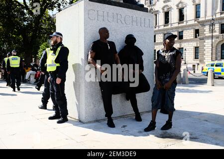 LONDRA - 20 GIUGNO 2020: I manifestanti Black Lives Matter si trovano accanto alla statua di Winston Churchills sulla Piazza del Parlamento. Foto Stock