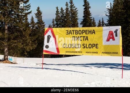 Bandiera multilingue gialla a pendenza chiusa o cartello per una pista da sci non in uso sul Monte Vitosha vicino a Sofia, Bulgaria, Europa orientale, UE Foto Stock