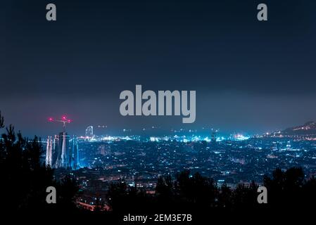 Nigtht Vista della città di Barcellona in Catalogna, Spagna, con cielo blu nuvoloso e la chiesa della sagrada familia. Foto Stock
