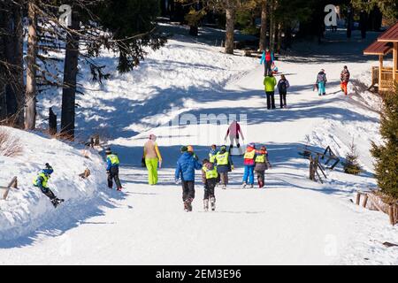 Persone che camminano sul sentiero di montagna in inverno soleggiato in Vitosha montagna vicino Sofia, Bulgaria, Europa orientale, UE Foto Stock