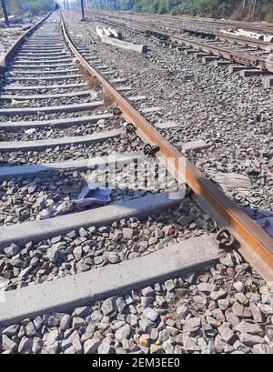 Vista delle piste ferroviarie dal centro durante il giorno a Delhi India, vista sulle piste delle ferrovie indiane, giunzione delle ferrovie indiane. Industria pesante Foto Stock