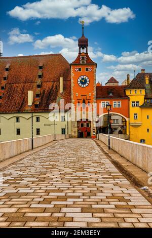 Ponte medievale in pietra (Steinerne Brücke) Città Vecchia di Ratisbona, meglio conservata città medievale in Germania Baviera, fiume Danubio, Germania Foto Stock