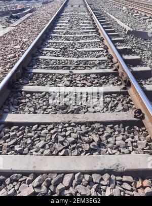 Vista delle piste ferroviarie dal centro durante il giorno a Delhi India, vista sulle piste delle ferrovie indiane, giunzione delle ferrovie indiane. Industria pesante Foto Stock