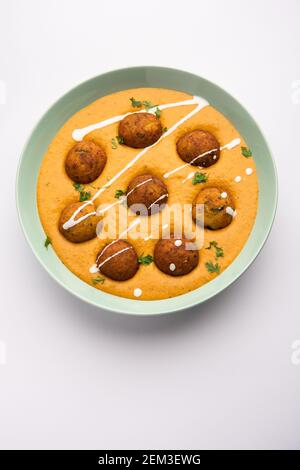 Malai Kofta Curry è un piatto di cucina indiana con capanna di patate polpette fritte al formaggio con sugo di cipolla e pomodoro e spezie Foto Stock