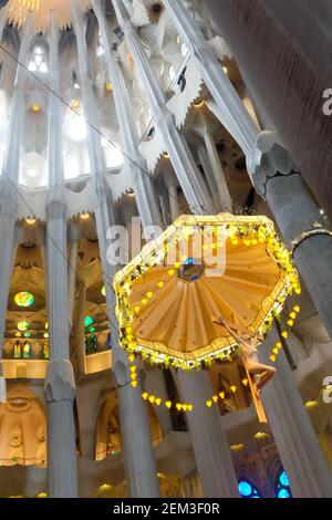 All'interno della Sagrada Familia, baldacchino interno con Gesù Cristo sulla croce di Antoni Galdí, Barcellona, Spagna Foto Stock