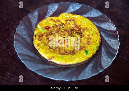 Popolare ricetta indiana nepalese Masala Omelet servita sul piatto. Foto Stock