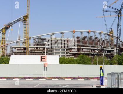 Il Qatar Doha, sito in costruzione Khalifa International Stadium per la Coppa del Mondo FIFA 2022, costruito dal contraente midmac e Sixt contratto / KATAR, Doha, Baustelle Khalifa International Stadium fuer die FIFA Fussballweltmeisterschaft 2022 Foto Stock