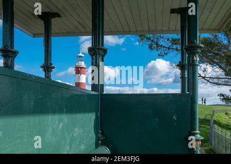 Faro della Torre di Smeatons sul lungomare attraverso un posto vittoriano protetto a Plymouth Hoe sulla costa sud di Devon, Inghilterra, Regno Unito Foto Stock