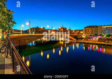 Pont de la Coulouvreniere che riflette sul fiume Rodano nel paesaggio urbano di Ginevra, Svizzera di notte. Francese svizzero. Foto Stock