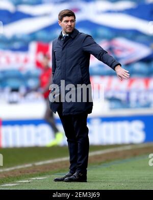 File photo datato 21-02-2021 del manager dei Rangers Steven Gerrard gesti sulla linea di contatto durante la partita di Premiership Scozzese allo Ibrox Stadium di Glasgow. Data immagine: Domenica 21 febbraio 2021. Data di emissione: Mercoledì 24 febbraio 2021. Foto Stock