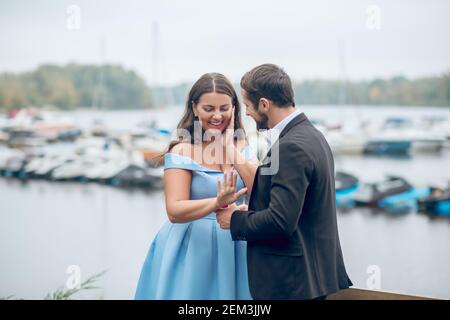 Donna felice e uomo soddisfatto durante il fidanzamento Foto Stock