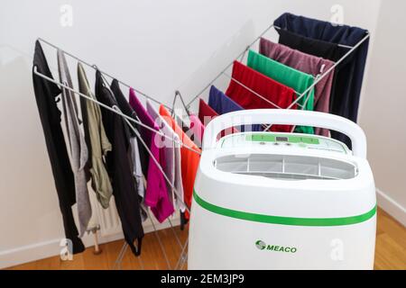 Deumidificatore che asciuga gli abiti su un'officina all'interno Foto Stock