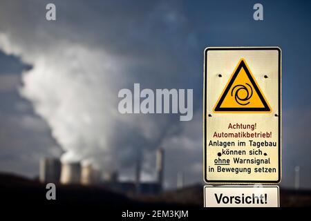 Segno con pericolo di avvertimento alla miniera di Inden con la centrale di Weisweiler, miniera di lignite opencast, Germania, Nord Reno-Westfalia, Inden Foto Stock