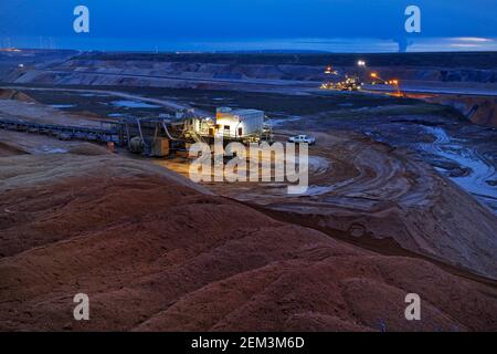 Garzweiler opencast miniera di lignite con impilatore in serata, zona mineraria di lignite renana, Germania, Nord Reno-Westfalia, Juechen, Garzweiler Foto Stock