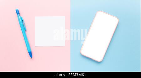 Spazio di lavoro con foglio di carta vuoto, penna e telefono cellulare Foto Stock