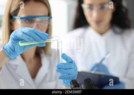 Gli scienziati in laboratorio stanno conducendo esperimenti chimici Foto Stock