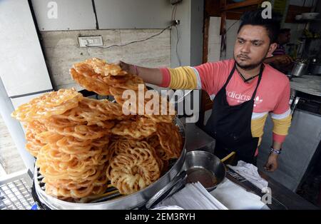 Jammu, Kashmir controllato dall'India. 24 Feb 2021. Uno chef crea 'Jalebi' a Jammu, la capitale invernale del Kashmir controllato dagli Indiani, il 24 febbraio 2021. 'Jalebi' è una specie di snack dolce che è popolare in Pakistan, India e Bangladesh. Credit: Sr/Xinhua/Alamy Live News Foto Stock