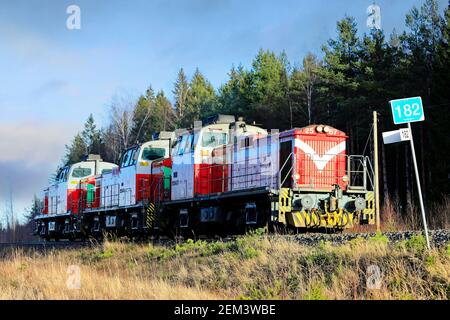 Tre locomotive diesel VR Group Div12, n. 2567, 2568 e 2538, rosso-bianco, prodotte negli anni '60 verso Hanko. Raasepori, Finlandia. Feb 14, 20. Foto Stock