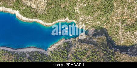 Foto aerea del drone di Stiniva covert baia in Mare Adriatico sull'isola di Vis in Croazia in estate Foto Stock