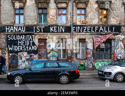 Messaggio dipinto di bianco su vecchio squat buiding in anniversario di Hanau attentato terroristico - Linienstrasse 206, Mitte, Berlino Foto Stock