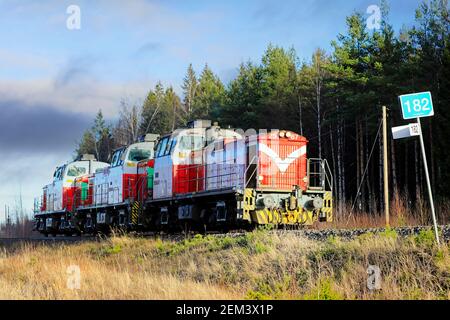 Tre locomotive diesel VR Group Div12, n. 2567, 2568 e 2538, rosso-bianco, prodotte negli anni '60 verso Hanko. Raasepori, Finlandia. Feb 14, 20. Foto Stock