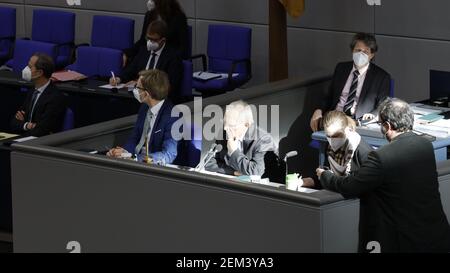 Berlino, Germania. 24 febbraio 2021 Wolfgang Schäuble, presidente del Bundestag tedesco, presiede la 211a sessione plenaria del parlamento. Il Bundestag ha sede nell'edificio Reichstag dal 1999. Lo storico edificio Reichstag, situato sulla Platz der Republik 1 di Berlino, nel quartiere di Mitte, è stato modernizzato su progetto di Sir Norman Foster ed è considerato il luogo di nascita del parlamentarismo tedesco. Foto Stock