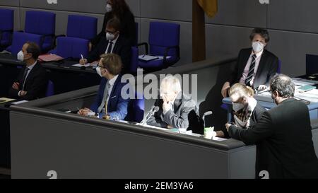 Berlino, Germania. 24 febbraio 2021 Wolfgang Schäuble, presidente del Bundestag tedesco, presiede la 211a sessione plenaria del parlamento. Il Bundestag ha sede nell'edificio Reichstag dal 1999. Lo storico edificio Reichstag, situato sulla Platz der Republik 1 di Berlino, nel quartiere di Mitte, è stato modernizzato su progetto di Sir Norman Foster ed è considerato il luogo di nascita del parlamentarismo tedesco. Foto Stock