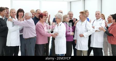 I pazienti abbracciano i medici come segno di gratitudine Foto Stock