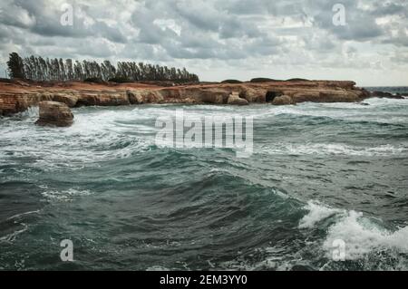 Tempesta costa di mare in tempo nuvoloso a Paphos, Cipro Foto Stock