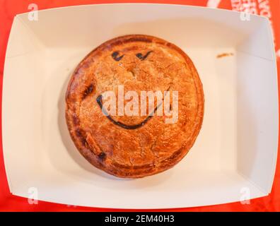 Sydney, Australia. 24 Feb 2021. Una torta di carne è vista in un negozio di torta di carne a Sydney, Australia, 24 febbraio 2021. Una torta australiana di carne è una torta a misura di mano che contiene carne e sugo a dadini o tritati, a volte con cipolla, funghi o formaggio, e spesso consumata come spuntino da asporto. Credit: Bai Xuefei/Xinhua/Alamy Live News Foto Stock