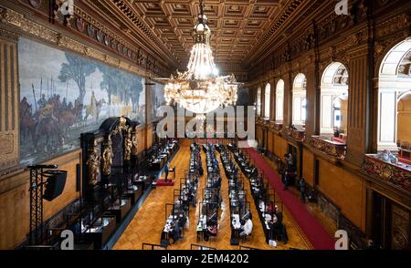 Amburgo, Germania. 24 Feb 2021. I parlamentari guardano la sessione del Parlamento di Amburgo nel municipio. Credit: Daniel Reinhardt/dpa/Alamy Live News Foto Stock