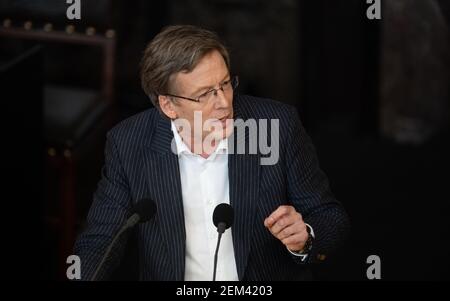 Amburgo, Germania. 24 Feb 2021. Dirk Kienscherf (SPD), leader del partito parlamentare della SPD al Parlamento di Amburgo, interviene durante una sessione del Parlamento di Amburgo nel Municipio. Credit: Daniel Reinhardt/dpa/Alamy Live News Foto Stock