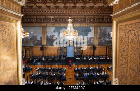 Amburgo, Germania. 24 Feb 2021. I parlamentari guardano la sessione del Parlamento di Amburgo nel municipio. Credit: Daniel Reinhardt/dpa/Alamy Live News Foto Stock