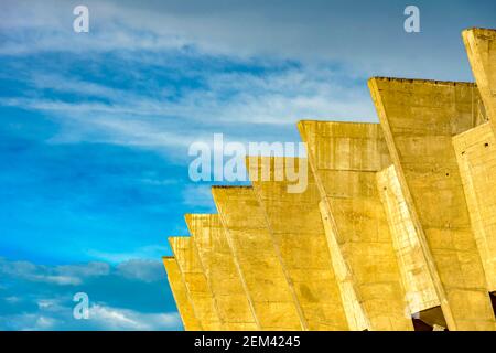 Architettura modernista dello stadio Mineirao nella città di Belo Horizonte con le sue colonne di cemento durante il tramonto Foto Stock