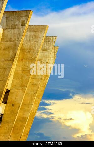 Architettura modernista dello stadio Mineirao nella città di Belo Horizonte con le sue colonne di cemento durante il tramonto Foto Stock