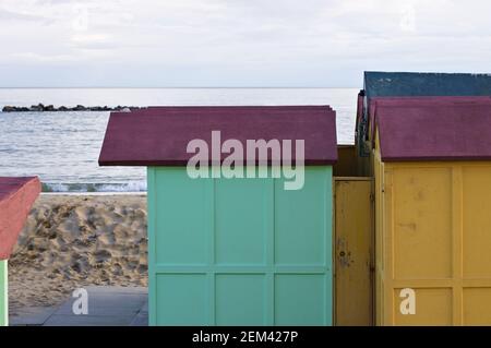 Baite colorate sulla sabbia di fronte al Mar Mediterraneo in una giornata invernale (Pesaro, Italia, Europa) Foto Stock