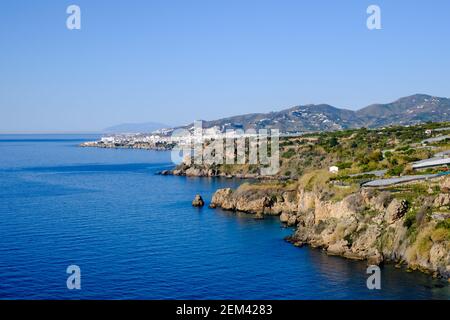 Una passeggiata costiera mediterranea lungo le scogliere del parco naturale Acantilados de Maro-Cerro Gordo vicino a Nerja, Malaga, Spagna Foto Stock