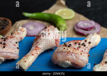 Primo piano vista drumstick di pollo crudo e verdure Foto Stock