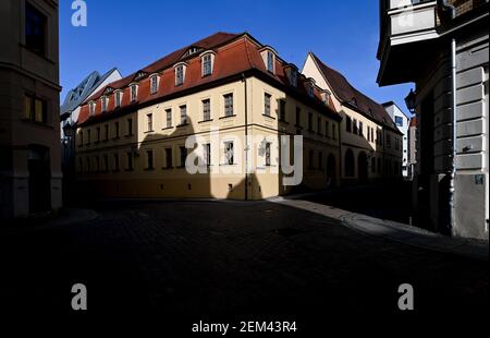 23 febbraio 2021, Sassonia-Anhalt, Halle (Saale): Il sole splende sulla casa in cui nacque George Frideric Handel nel centro storico di Halle/Saale. Il 23 marzo 1685, il compositore tedesco dell'epoca barocca vide la luce del giorno qui. La sua opera principale comprende 42 opere e 25 oratorios, tra cui Meddiah con il famoso coro "Hallelujah". Oggi, la casa dove è nato attira visitatori da tutto il mondo ed è sede di un museo e della Handel House Foundation. Foto: Hendrik Schmidt/dpa-Zentralbild/ZB Foto Stock