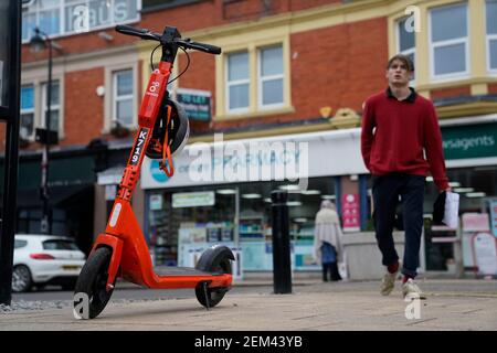 Uno scooter elettrico a Jesmond, Newcastle, dove una flotta di 250 scooter elettrici arancioni è stata aperta al pubblico a Newcastle, con quasi 8,000 viaggi che si svolgono nei primi sette giorni. Sono state sollevate preoccupazioni circa la guida irresponsabile di scooter elettronici solo una settimana dopo il lancio del programma pilota durante il blocco. Data immagine: Mercoledì 24 febbraio 2021. Guarda la storia di PA SOCIALE Escooters. Foto Stock