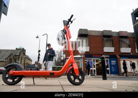 Uno scooter elettrico a Jesmond, Newcastle, dove una flotta di 250 scooter elettrici arancioni è stata aperta al pubblico a Newcastle, con quasi 8,000 viaggi che si svolgono nei primi sette giorni. Sono state sollevate preoccupazioni circa la guida irresponsabile di scooter elettronici solo una settimana dopo il lancio del programma pilota durante il blocco. Data immagine: Mercoledì 24 febbraio 2021. Guarda la storia di PA SOCIALE Escooters. Foto Stock