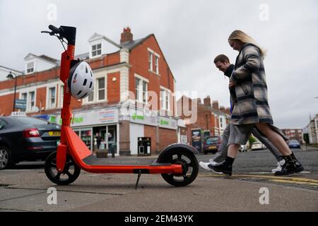 Uno scooter elettrico a Jesmond, Newcastle, dove una flotta di 250 scooter elettrici arancioni è stata aperta al pubblico a Newcastle, con quasi 8,000 viaggi che si svolgono nei primi sette giorni. Sono state sollevate preoccupazioni circa la guida irresponsabile di scooter elettronici solo una settimana dopo il lancio del programma pilota durante il blocco. Data immagine: Mercoledì 24 febbraio 2021. Guarda la storia di PA SOCIALE Escooters. Foto Stock