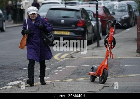 Uno scooter elettrico a Jesmond, Newcastle, dove una flotta di 250 scooter elettrici arancioni è stata aperta al pubblico a Newcastle, con quasi 8,000 viaggi che si svolgono nei primi sette giorni. Sono state sollevate preoccupazioni circa la guida irresponsabile di scooter elettronici solo una settimana dopo il lancio del programma pilota durante il blocco. Data immagine: Mercoledì 24 febbraio 2021. Guarda la storia di PA SOCIALE Escooters. Foto Stock