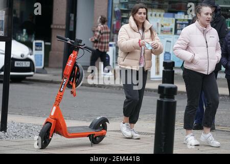 Uno scooter elettrico a Jesmond, Newcastle, dove una flotta di 250 scooter elettrici arancioni è stata aperta al pubblico a Newcastle, con quasi 8,000 viaggi che si svolgono nei primi sette giorni. Sono state sollevate preoccupazioni circa la guida irresponsabile di scooter elettronici solo una settimana dopo il lancio del programma pilota durante il blocco. Data immagine: Mercoledì 24 febbraio 2021. Guarda la storia di PA SOCIALE Escooters. Foto Stock