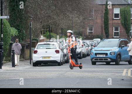 Un uomo che guida un e-scooter a Jesmond, Newcastle, dove una flotta di 250 scooter elettrici arancioni è stata aperta al pubblico a Newcastle, con quasi 8,000 viaggi che hanno luogo nei primi sette giorni. Sono state sollevate preoccupazioni circa la guida irresponsabile di scooter elettronici solo una settimana dopo il lancio del programma pilota durante il blocco. Data immagine: Mercoledì 24 febbraio 2021. Guarda la storia di PA SOCIALE Escooters. Foto Stock