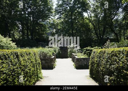 Madre con bambino monumento (Mutter tipo Denkmal  Edmund Gomansky) Duftgarten a Friedrichshain Foto Stock