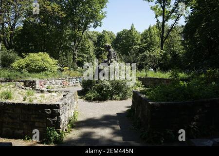 Madre con bambino monumento (Mutter tipo Denkmal  Edmund Gomansky) Duftgarten a Friedrichshain Foto Stock
